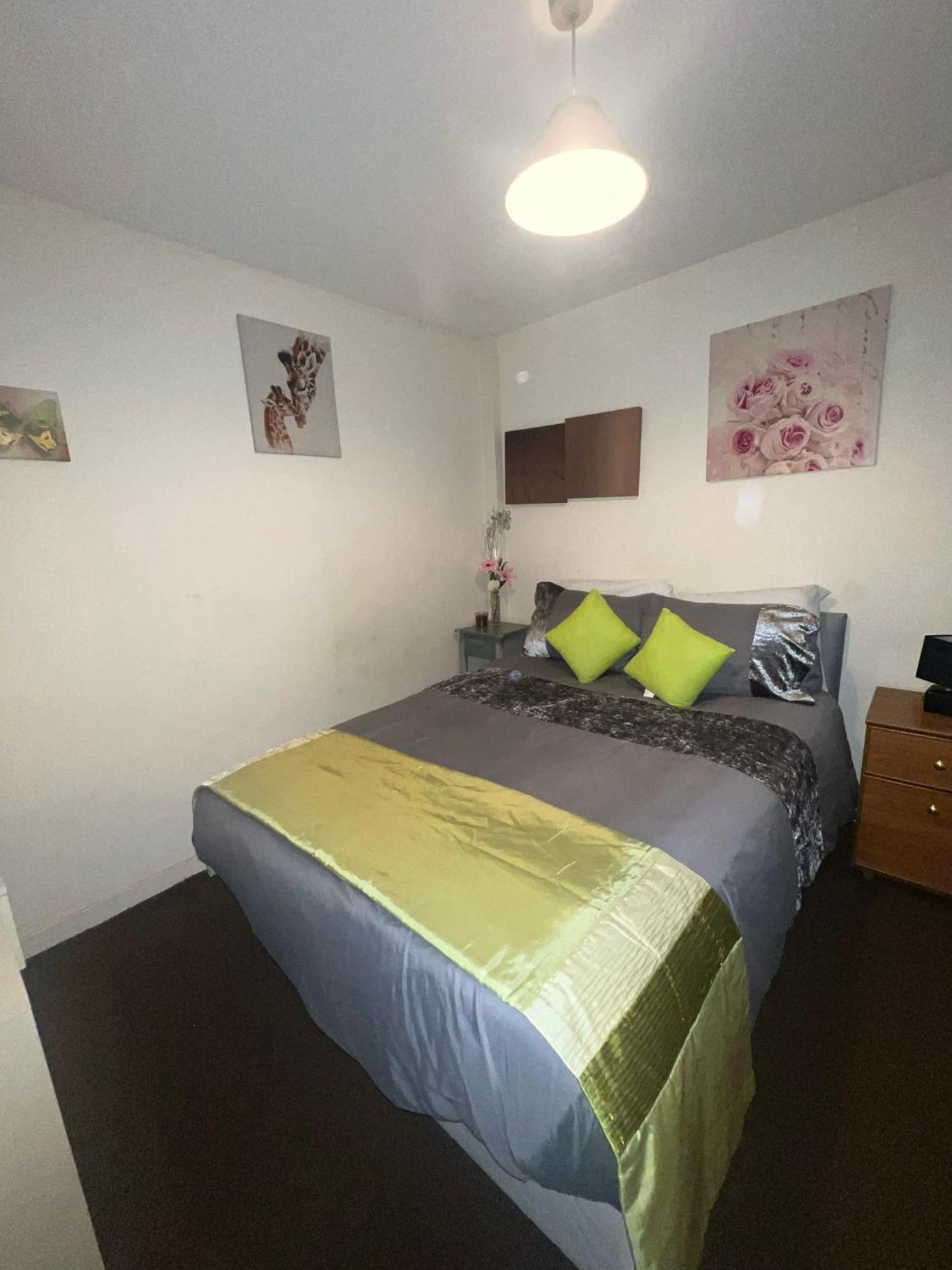 Lovely Double Room With Private Bathroom And Double Room With Shared Toilet & Parking Free — Photos 3